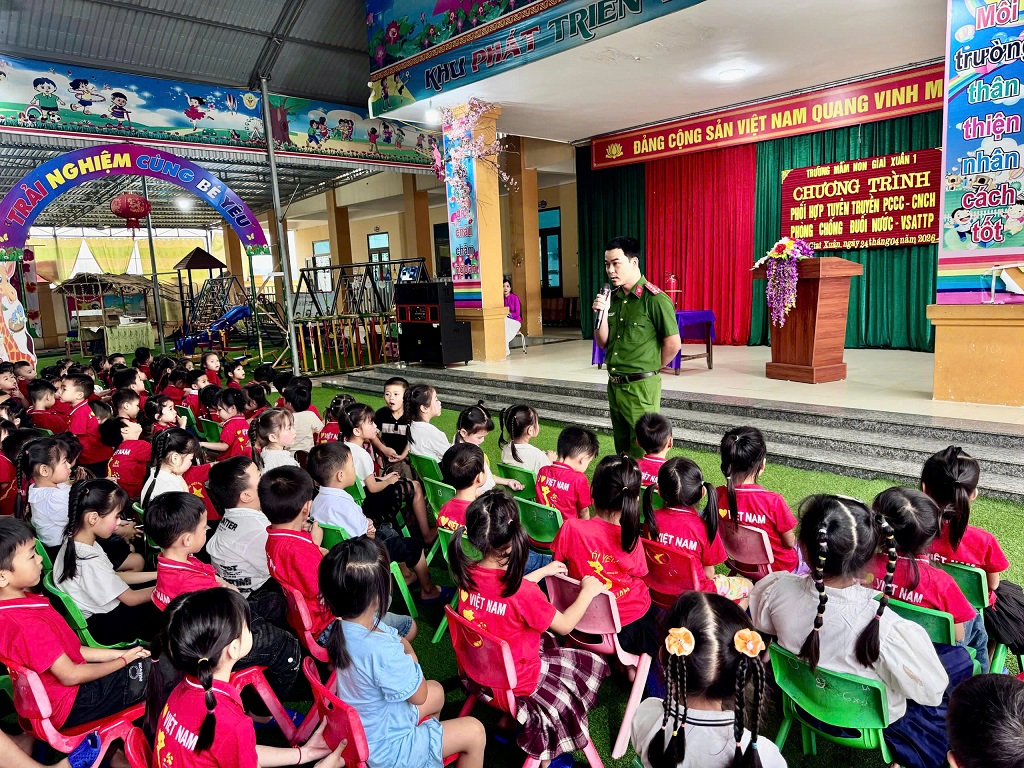 Công an xã Giai Xuân tuyên truyền, phổ biến pháp luật cho học sinh