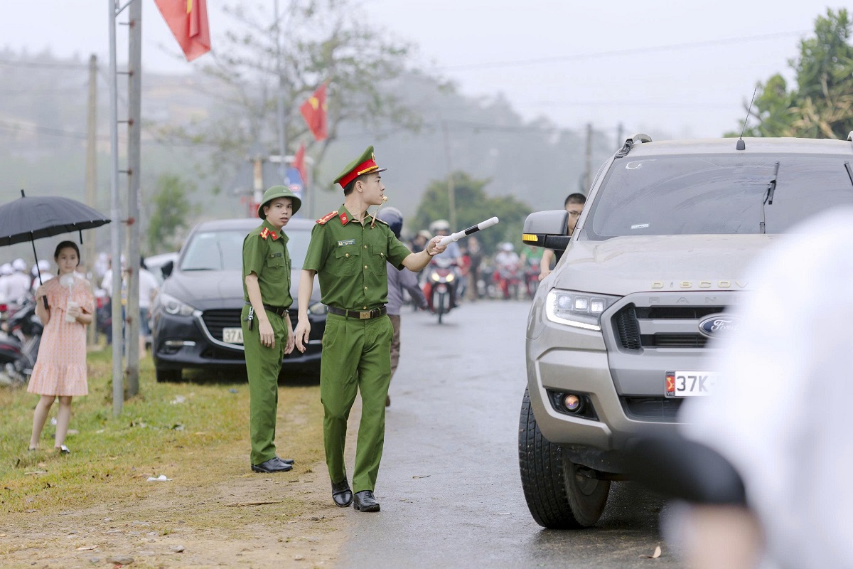 Công an xã Cát Ngạn phân luồng giao thông