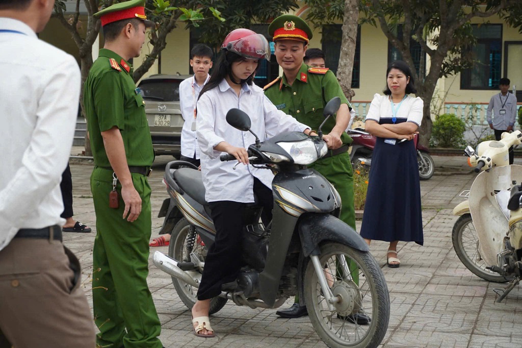 Công an xã Yên Trung  hướng dẫn kỹ năng lái xe an toàn cho học sinh