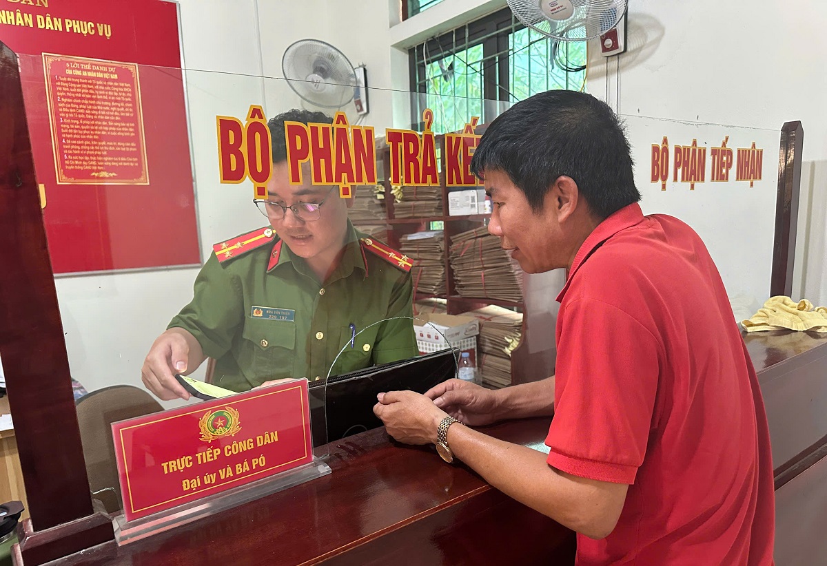 Cán bộ Công an trực tiếp tuyên truyền, hướng dẫn người dân tại trụ sở Công an xã và tại 15/15 bản