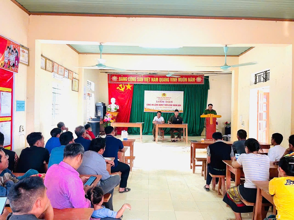 Diễn đàn “Công an lắng nghe ý kiến Nhân dân” tại bản Huồi Xàn