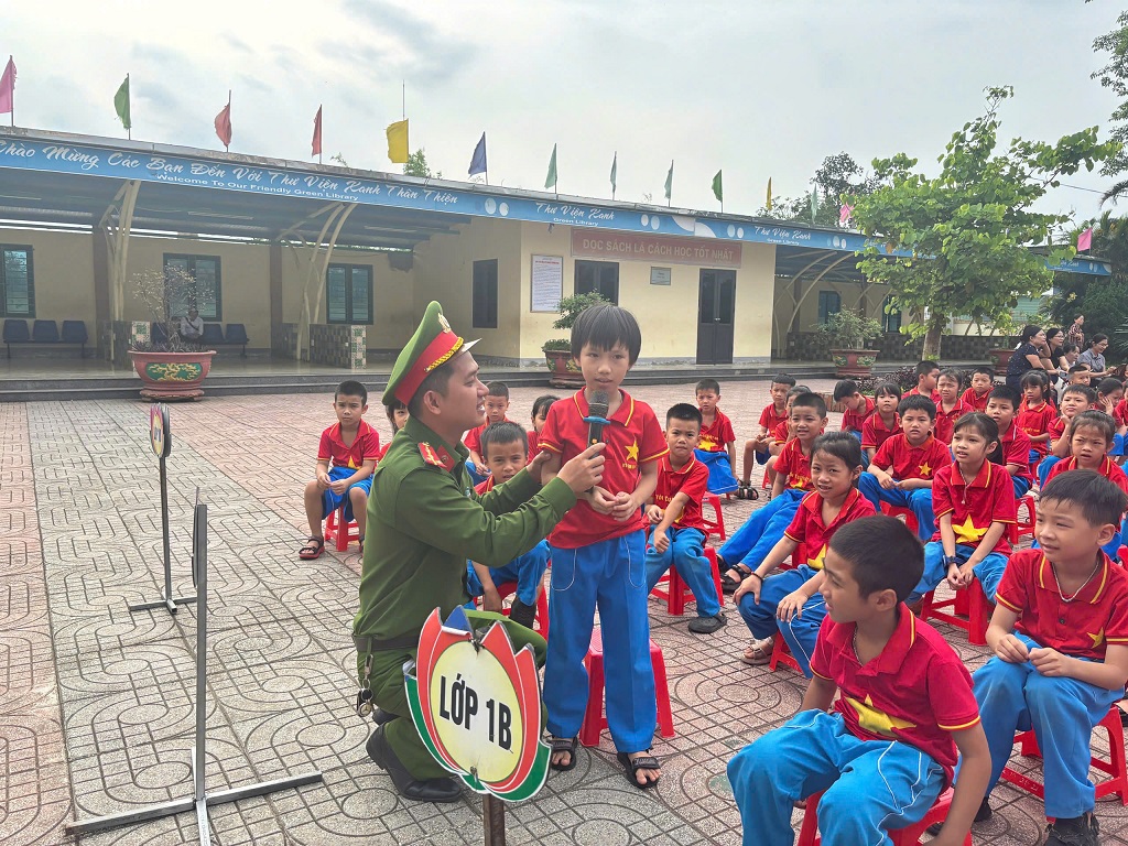 Công an xã Kim Liên tuyên truyền, phổ biến giáo dục pháp luật cho học sinh