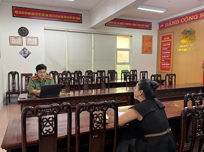  Cán bộ Phòng An ninh chính trị nội bộ làm việc với chủ tài khoản L.G.T.