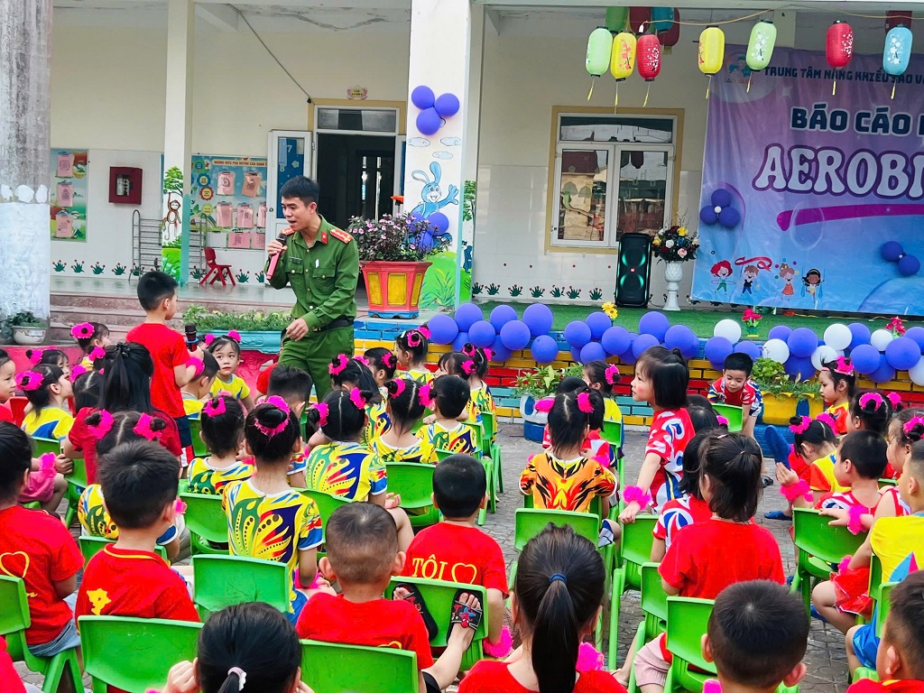 Công an xã Vạn An tuyên truyền pháp luật về trật tự ATGT cho trẻ mầm non