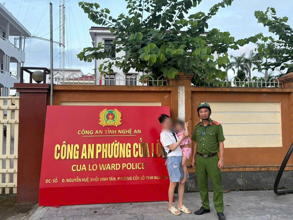 Công an phường Cửa Lò liên hệ và bàn giao trẻ lạc về gia đình