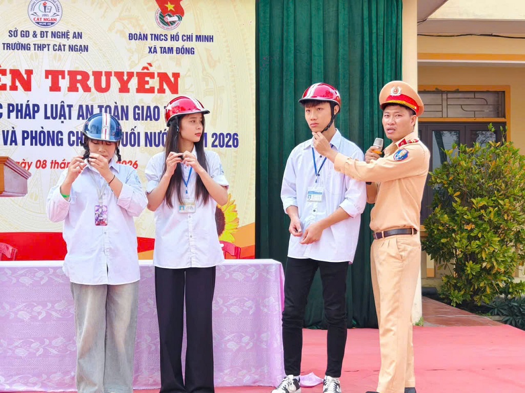Hướng dẫn điều khiển xe máy điện và cài quai mũ bảo hiểm đúng quy định 