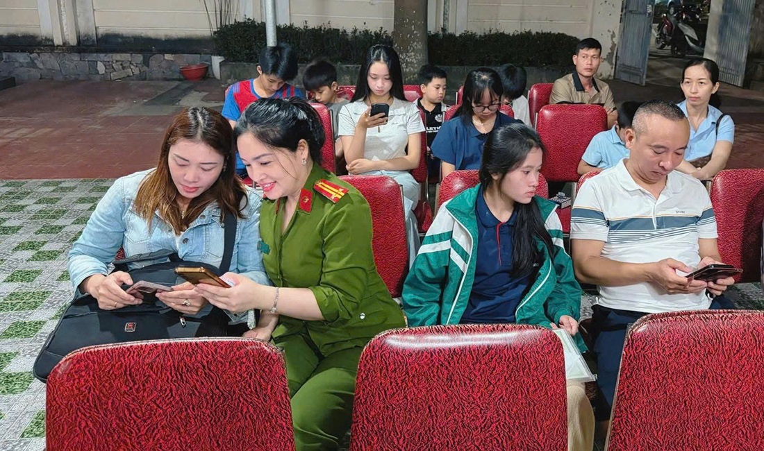 Công an xã Hưng Nguyên thu nhận hồ sơ cấp căn cước, định danh điện tử cho học sinh