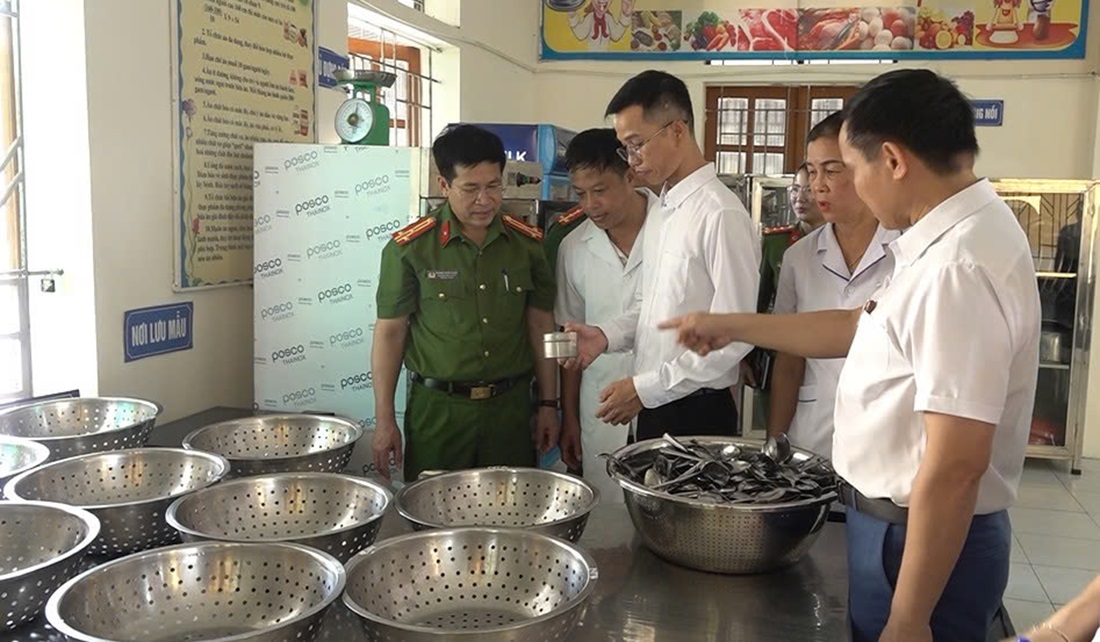 Công an xã Đông Lộc phối hợp kiểm tra vệ sinh an toàn thực phẩm tại trường học