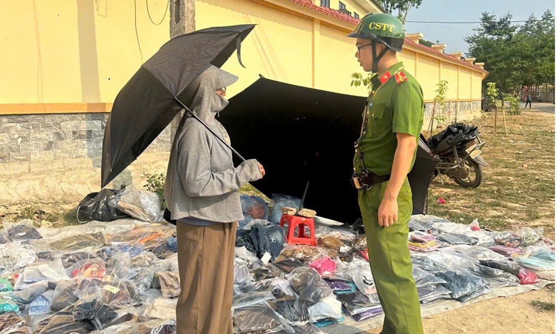Công an xã Châu Tiến nhắc nhở người dân không lấn chiếm hành lang an toàn giao thông khu vực cổng trường