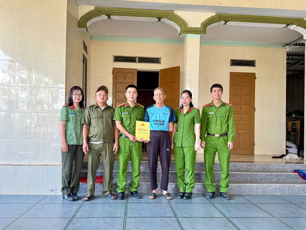 Công an xã Vạn An thăm hỏi, động viên thương binh, bệnh binh 