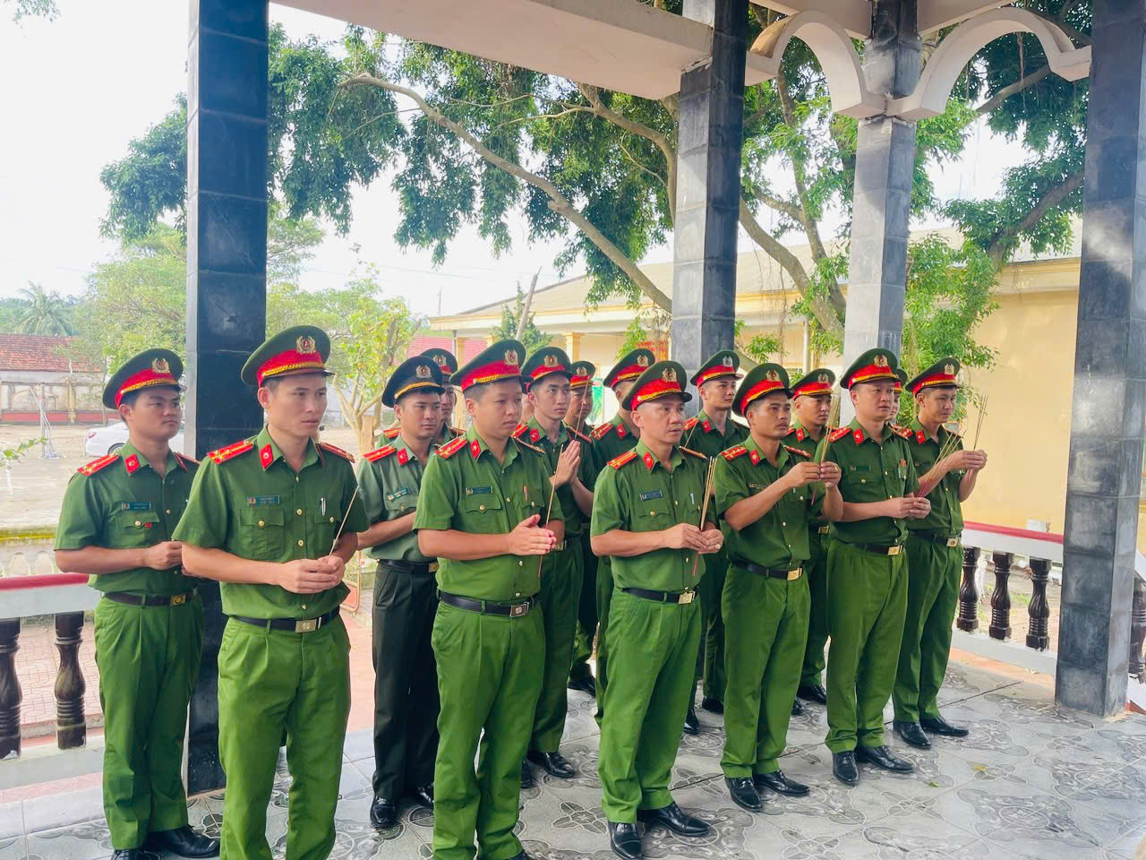 Công an xã Nghĩa Đồng dâng hương tưởng niệm Anh hùng liệt sĩ