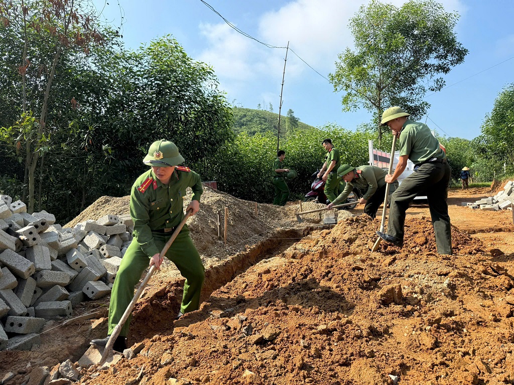 Công an xã Tân An hỗ trợ xây nhà tình nghĩa 