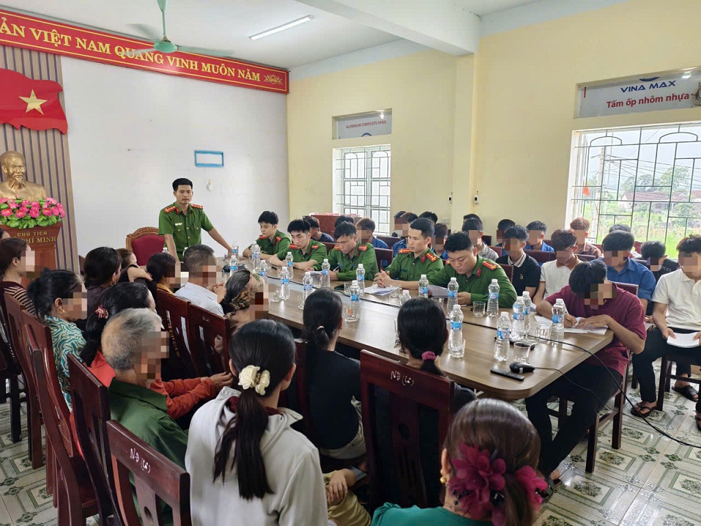 Cán bộ Công an xã tuyên truyền cho học sinh trước sự chứng kiến của phụ huynh để các em nhận thức rõ mức độ nguy hiểm và ký cam kết không tái phạm.