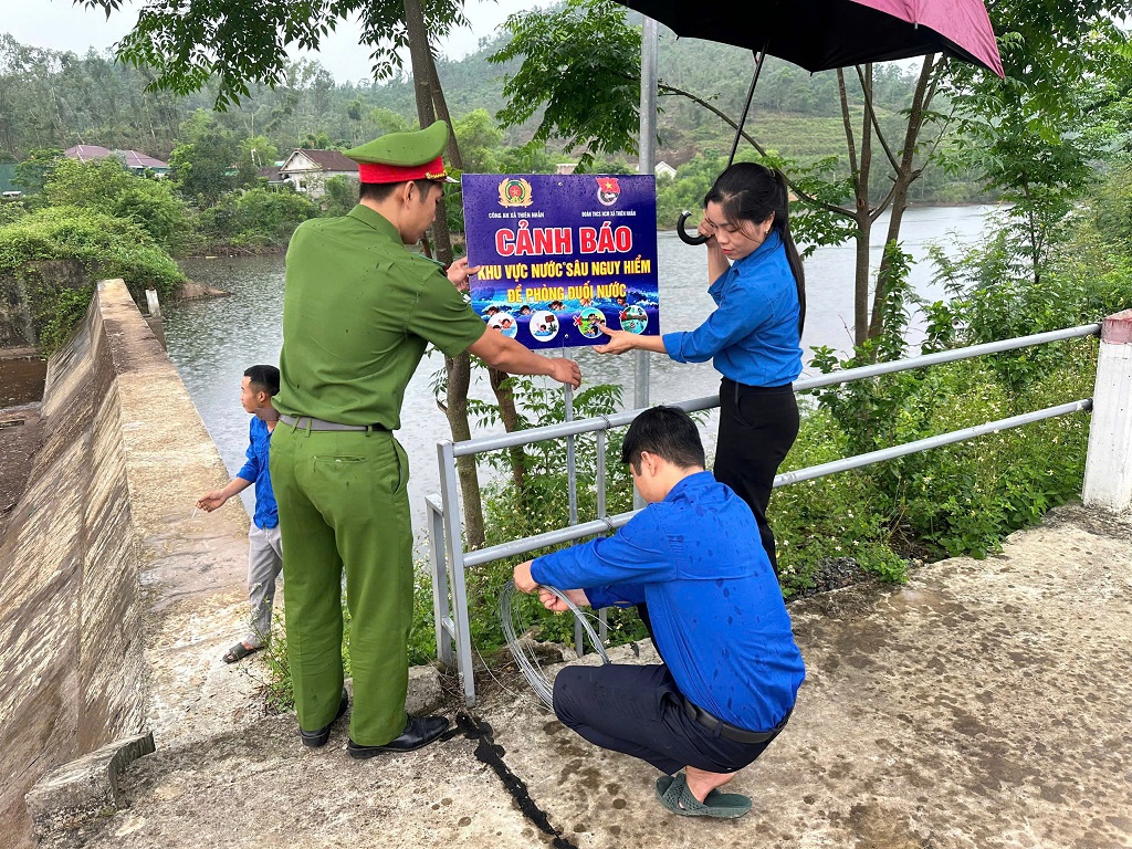 Cắm biển cảnh báo phòng chống tai nạn đuối nước