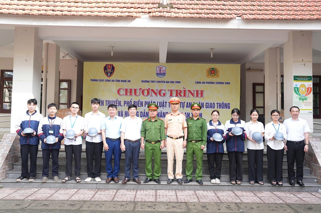 Tặng mũ bảo hiểm cho học sinh