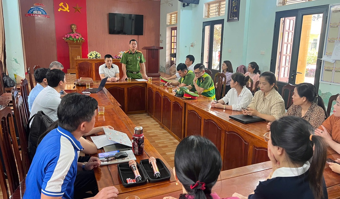 Công an xã Nghĩa Lâm phối hợp với Trường THCS Lâm Sơn tuyên truyền, nhắc nhở hộ dân và học sinh chấp hành nghiêm pháp luật về giao thông 