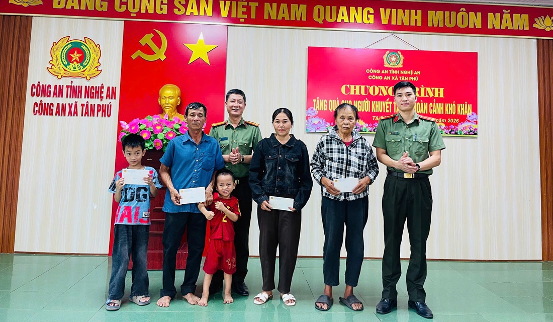 Công an xã Tân Phú tặng quà người khuyết tật có hoàn cảnh khó khăn