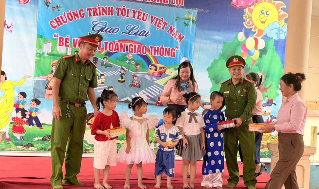 Tại chương trình, trẻ được hướng dẫn kỹ năng tham gia giao thông an toàn