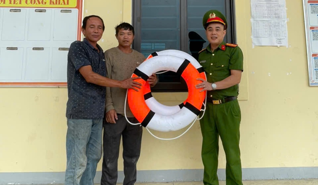 Công an xã Phúc Lộc trao tặng phao cứu sinh cho người dân 