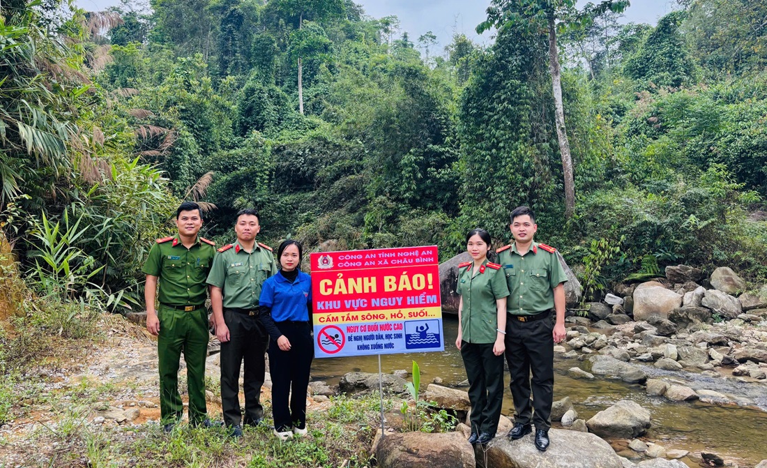 Công an xã Châu Bình phối hợp Đoàn xã lắp đặt biển cảnh báo đuối nước