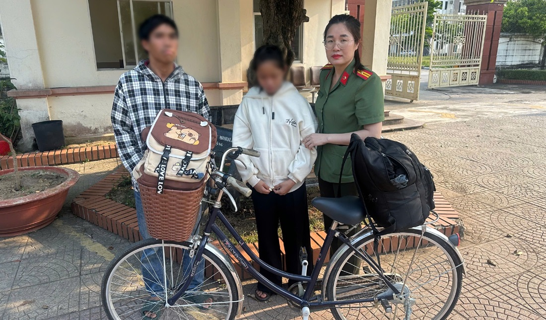 Công an xã Nghi Lộc bàn giao bé gái cho gia đình 