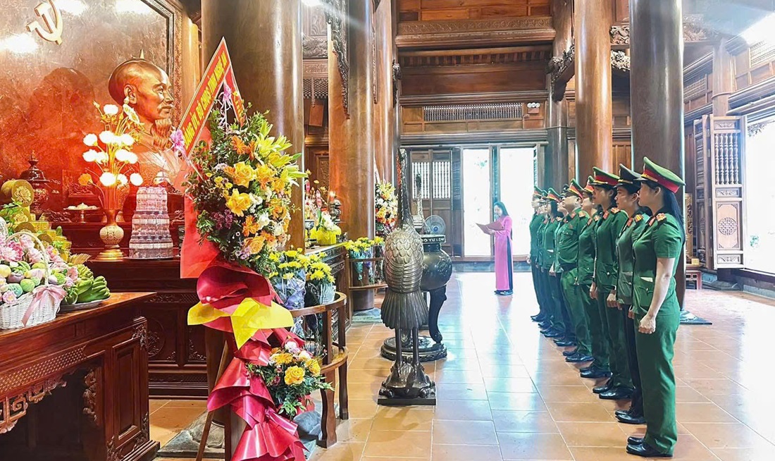 Cán bộ, chiến sĩ Công an xã thành kính tưởng nhớ Chủ tịch Hồ Chí Minh và anh hùng liệt sĩ