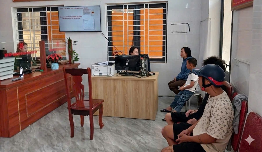 Công an xã Đông Lộc hướng dẫn, thu nhận hồ sơ cấp tài khoản định danh điện tử mức độ 2, tích hợp tài khoản an sinh xã hội