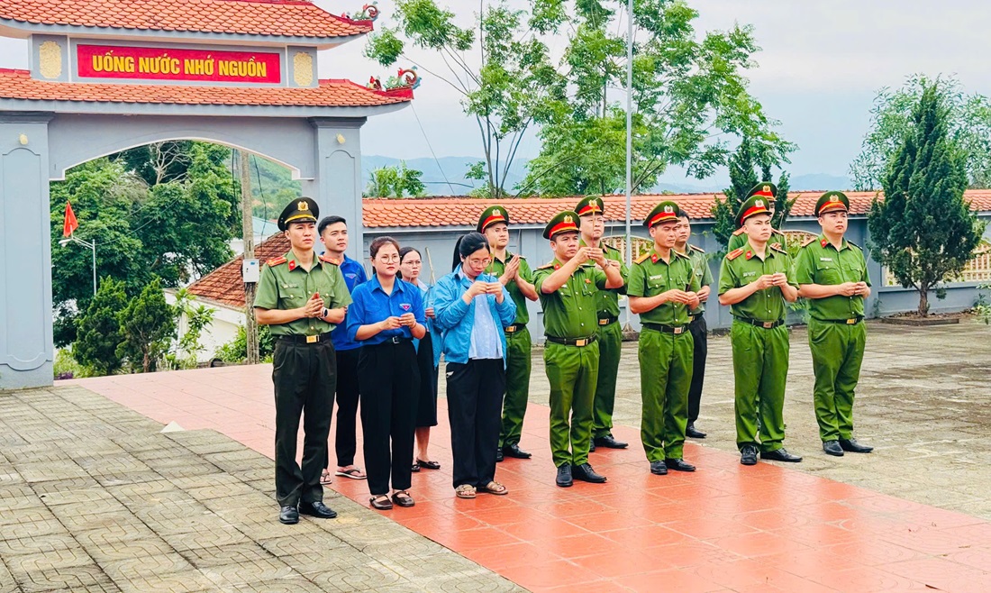 Thắp hương tri ân tại Đài tưởng niệm liệt sĩ xã