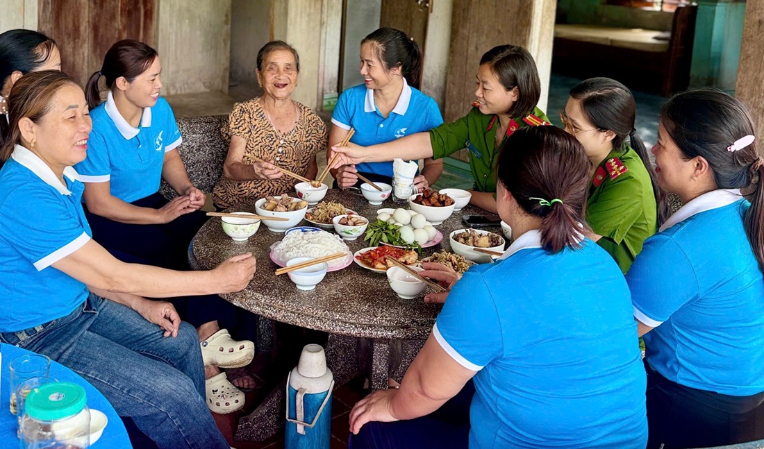 Công an xã Thần Lĩnh tổ chức bữa cơm nghĩa tình tại gia đình liệt sỹ Đậu Văn Châu