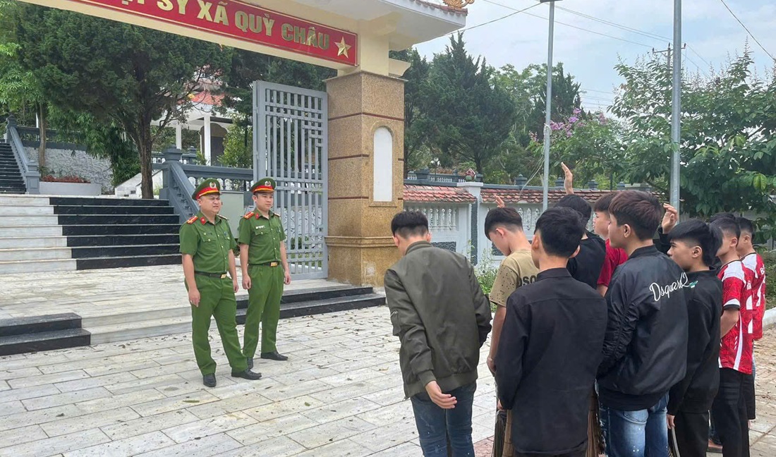 Công an xã Quỳ Châu tổ chức cho một số thanh thiếu niên có biểu hiện chưa ngoan tham gia lao động công ích