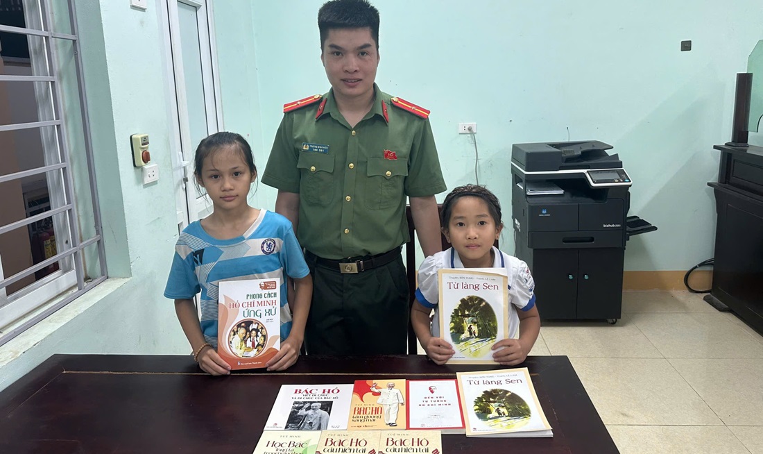 Các em được Công an xã tặng những cuốn sách về Chủ tịch Hồ Chí Minh