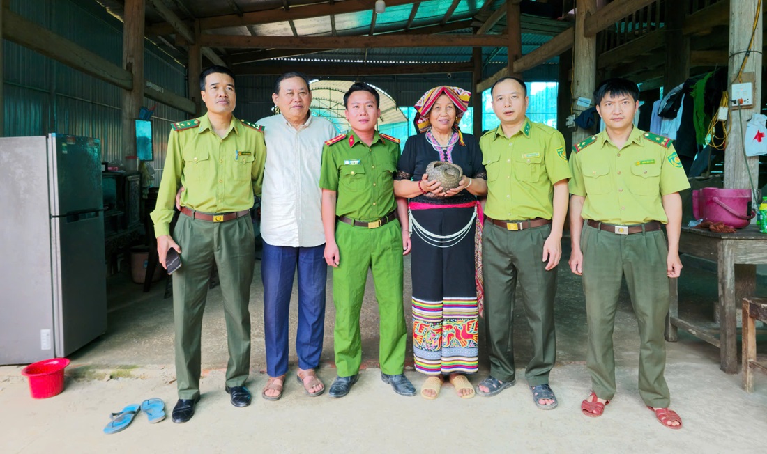 Lực lượng chức năng tiếp nhận cá thể tê tê 