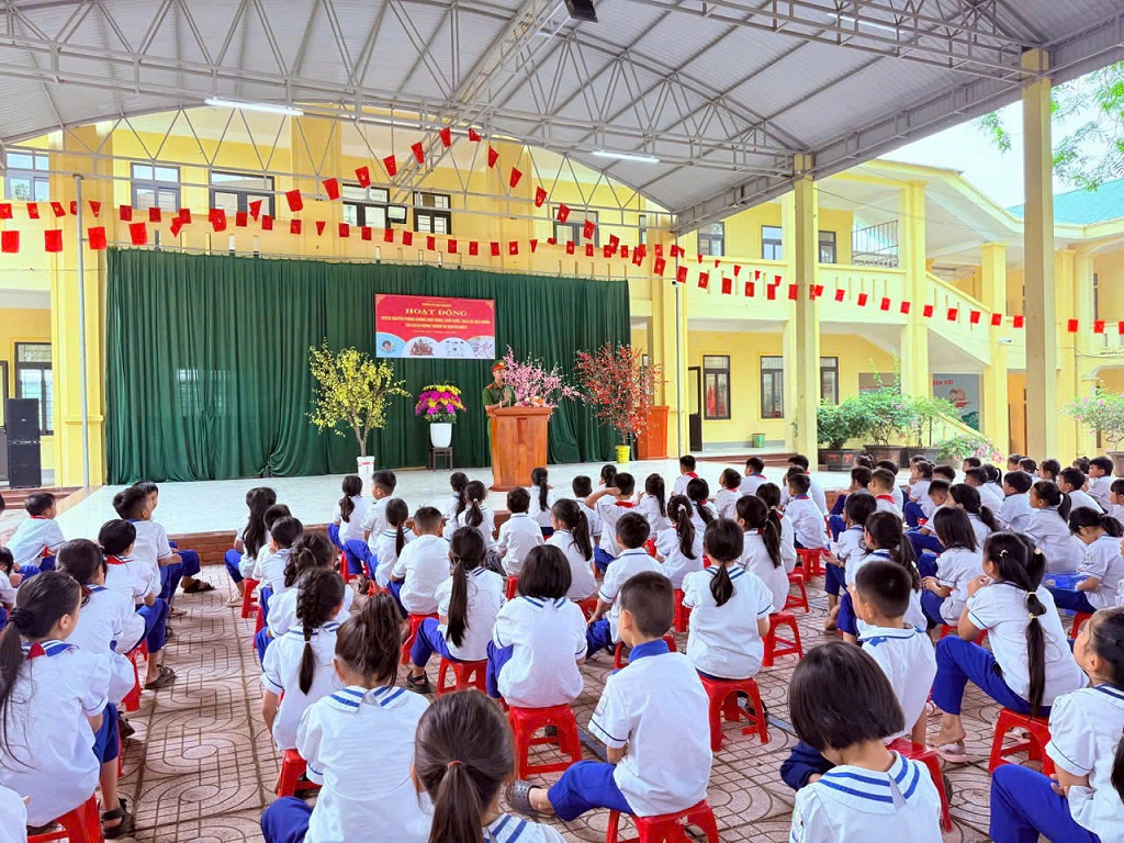 Công an xã Nam Đàn tuyên truyền, phổ biến pháp luật cho học sinh