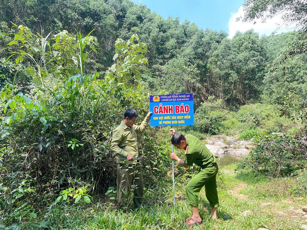 Công an xã Kim Bảng chủ trì, phối hợp với Đoàn thanh niên xã tổ chức triển khai cắm biển cảnh báo tại khu vực thác, khe suối, đập nước sâu, nguy hiểm