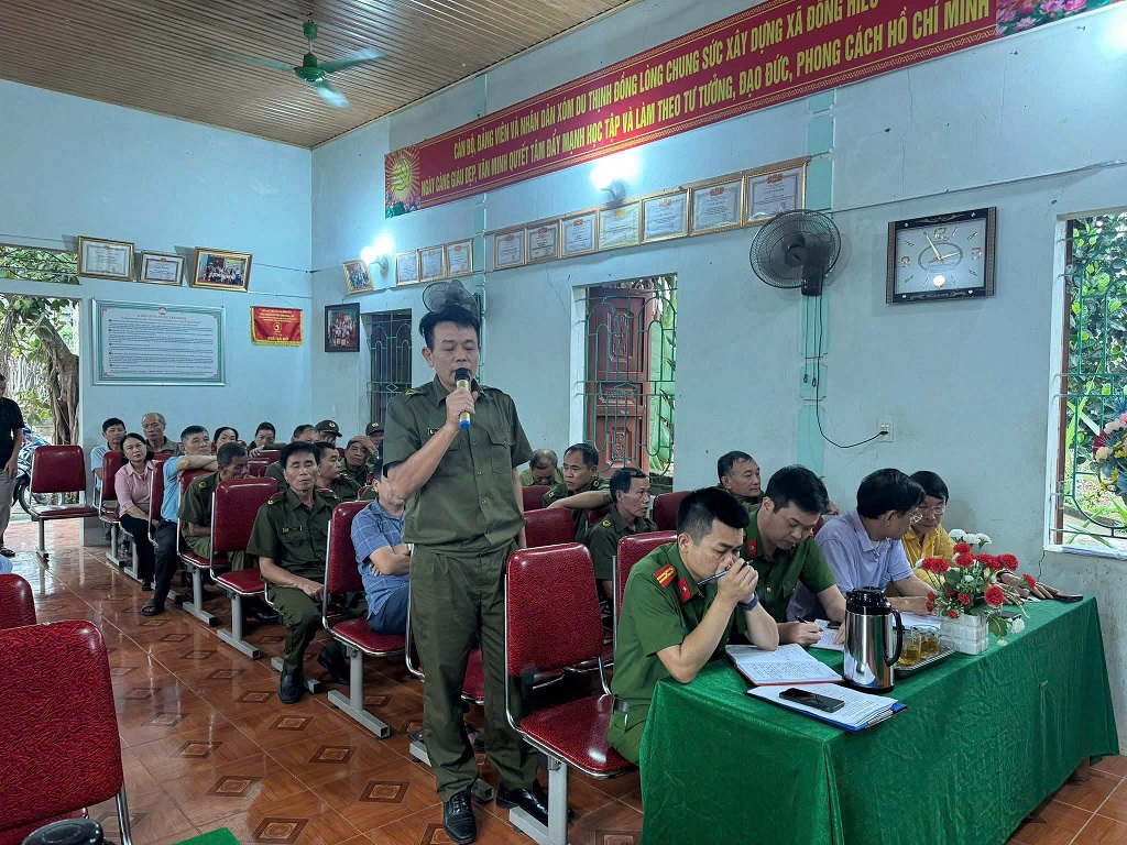 Người dân đóng góp ý kiến tại diễn đàn