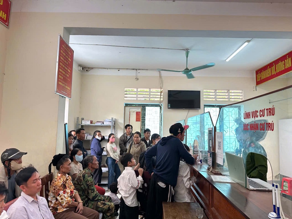 Công an xã Mường Xén thu nhận hồ sơ cấp thẻ căn cước, kích hoạt tài khoản định danh điện tử mức 2 cho công dân