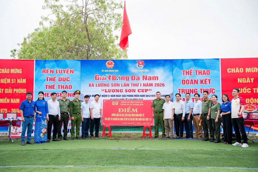 Điểm hướng dẫn kích hoạt định danh điện tử, an sinh xã hội và ứng dụng báo cháy 114 được tổ chức tại sân vận động xã Lương Sơn
