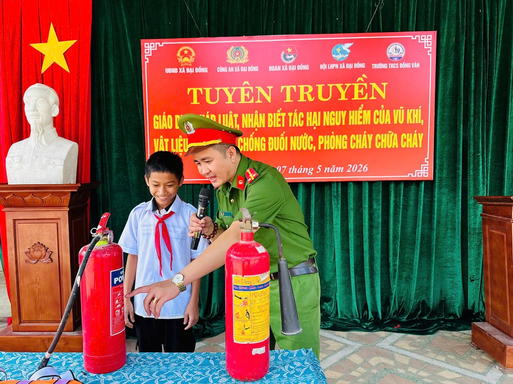  Công an xã Đại Đồng tuyên truyền, phổ biến pháp luật với hình thức trực quan, giúp học sinh dễ hiểu, dễ nhớ
