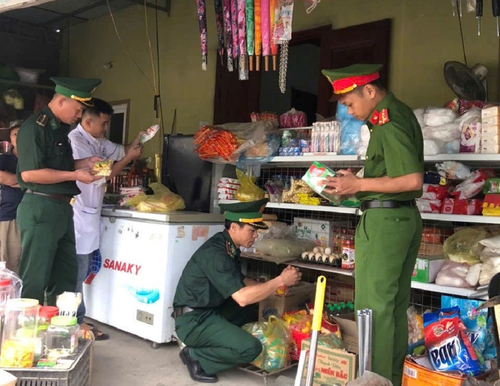 Công an xã Nậm Cắn tham gia Đoàn kiểm tra liên ngành kiểm tra ATTP cơ sở sản xuất, chế biến, kinh doanh thực phẩm