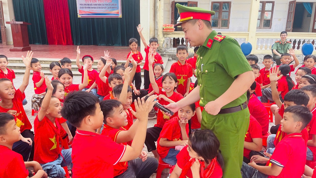   Công an xã Hoa Quân tuyên truyền với hình thức đa dạng, phong phú 