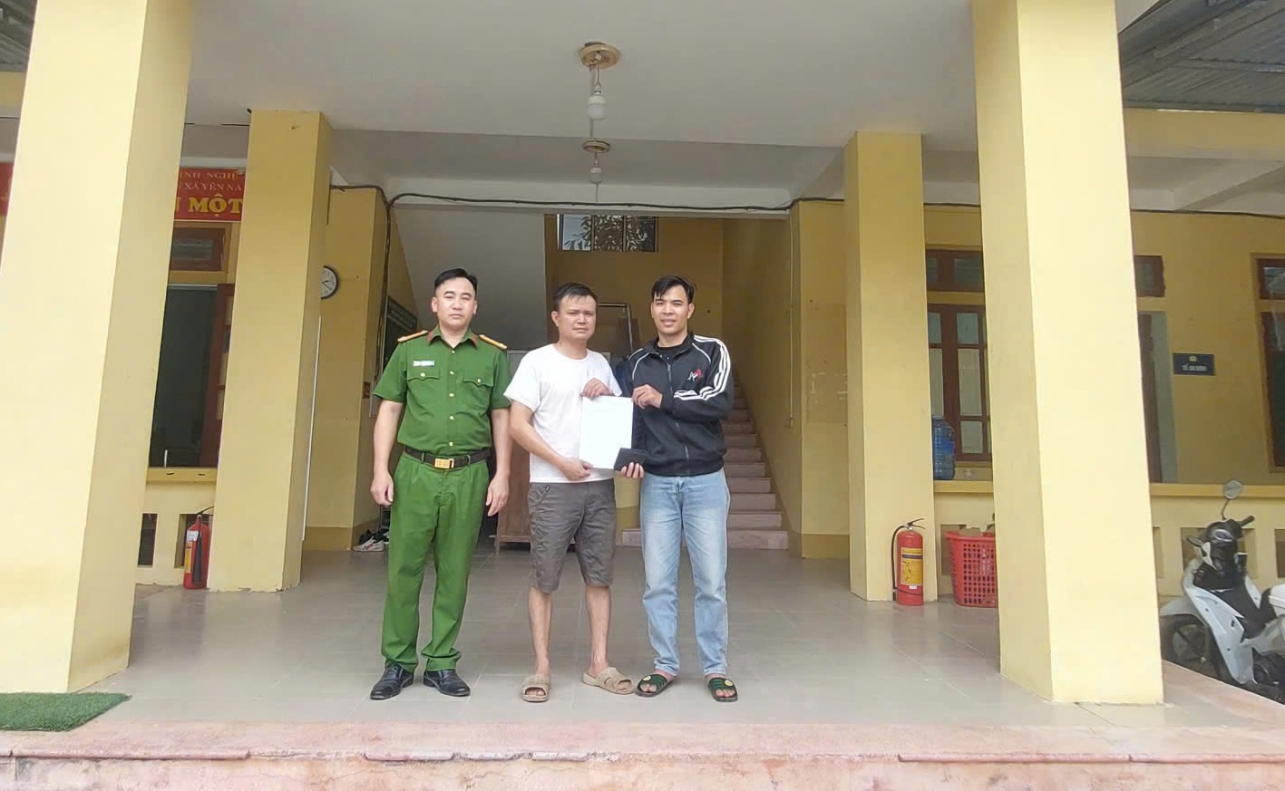 Nhận lại tài sản bị đánh rơi, anh Hùng vui mừng viết thư cảm ơn Công an xã và anh Hưng
