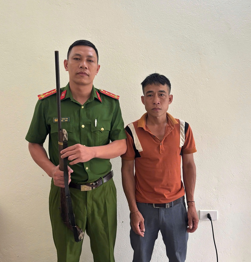Người dân tự giác giao nộp vũ khí tự chế cho Công an xã 