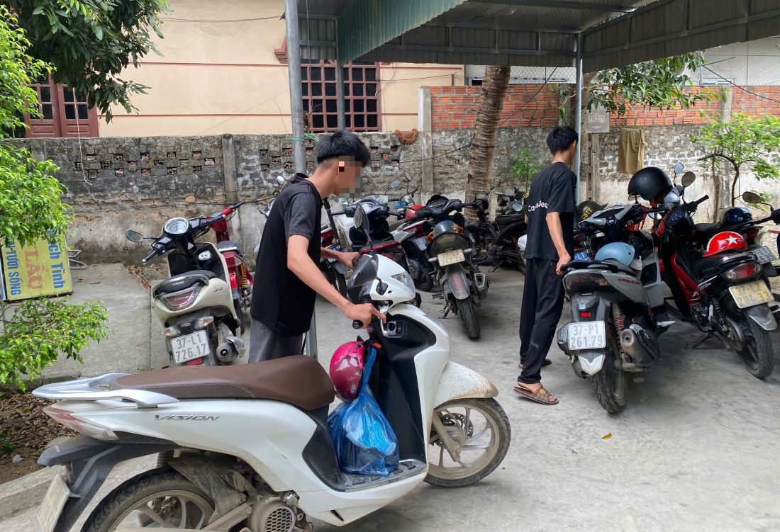 Thanh, thiếu niên sắp xếp phương tiện nơi công cộng
