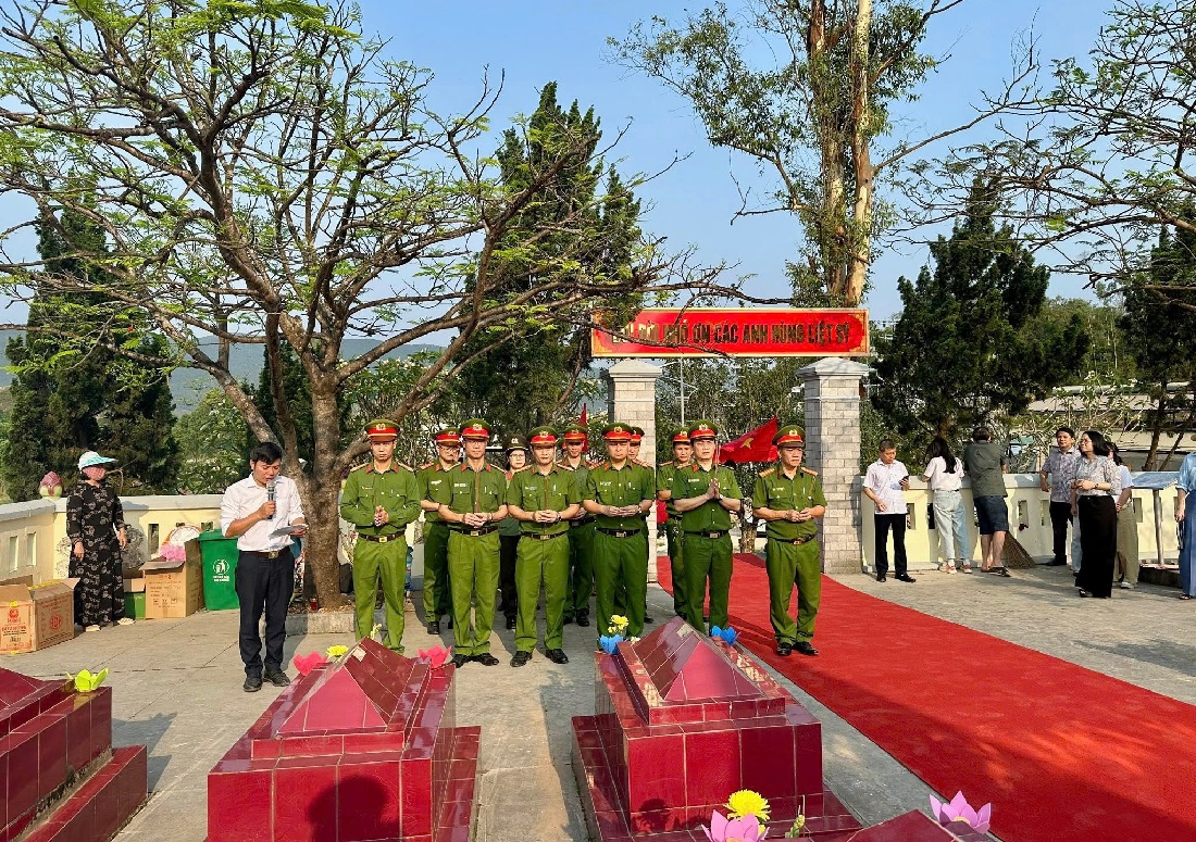Công an phường dâng hương tưởng nhớ các liệt sĩ thanh niên xung phong
