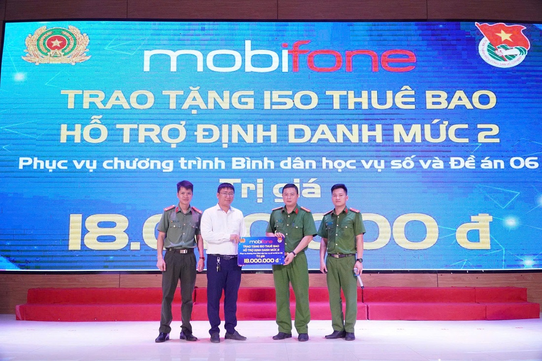Mobifone chi nhánh Hoàng Mai trao tặng Công an phường 150 thuê bao di động