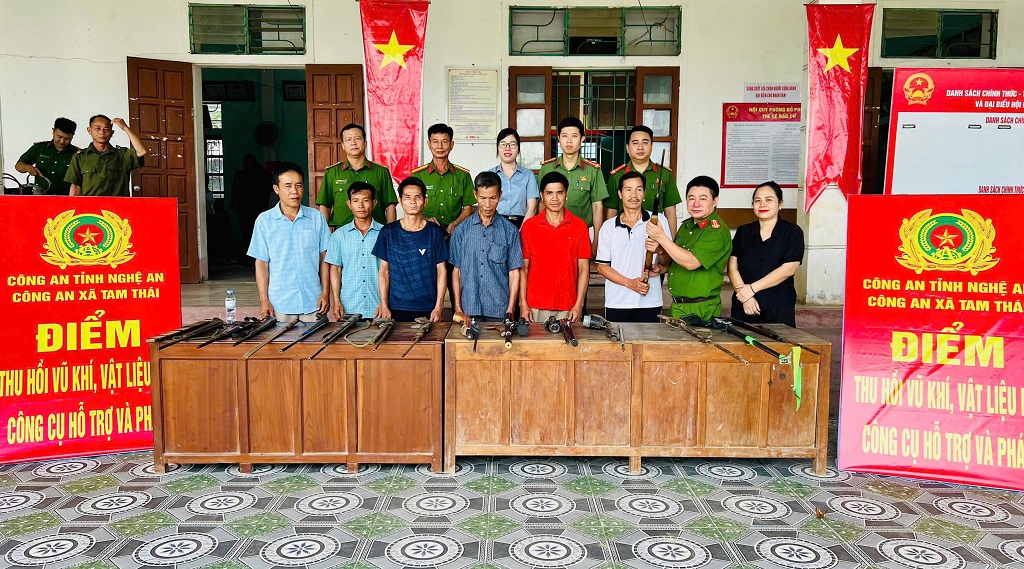 Qua tuyên truyền, vận động, người dân giao nộp súng, dao kiếm tự chế các loại
