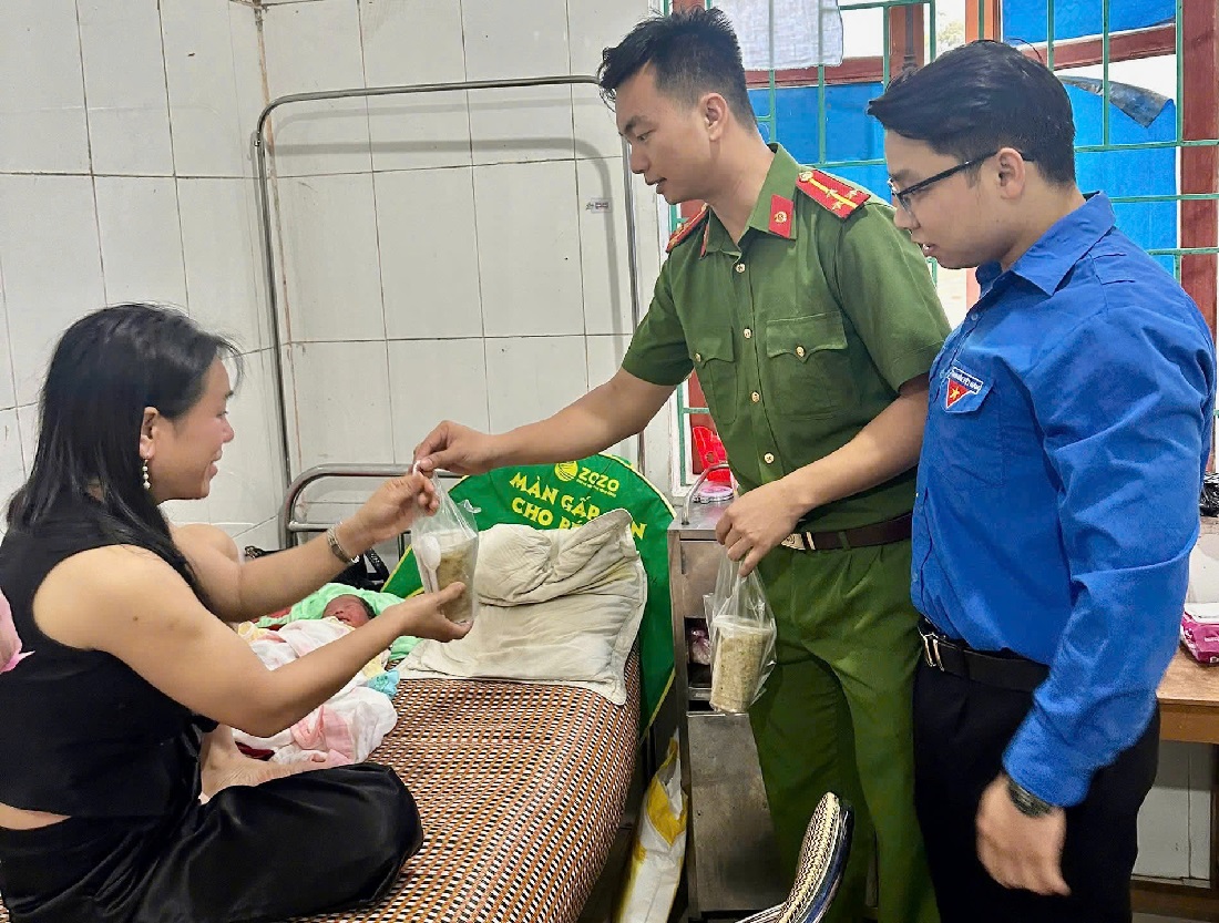 Đoàn viên, hội viên phát cháo cho bệnh nhân