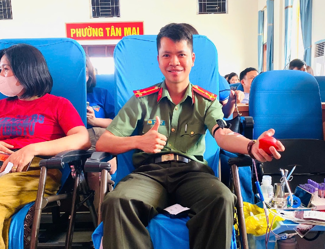 Cán bộ, chiến sĩ tham gia hiến máu tình nguyện