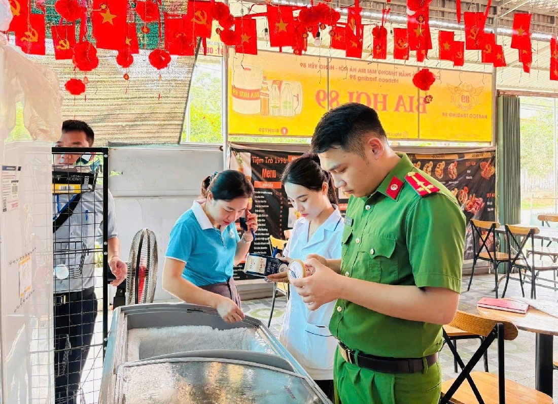 Công an xã kiểm tra an toàn thực phẩm tại cơ sở kinh doanh