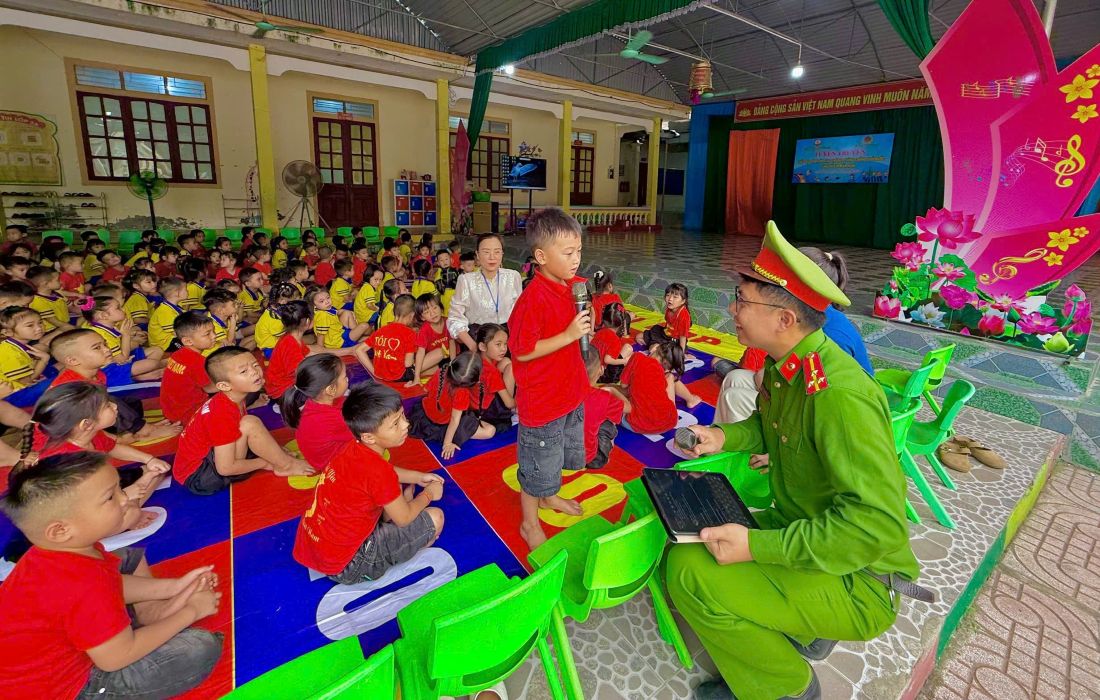 Các bé hào hứng trả lời câu hỏi